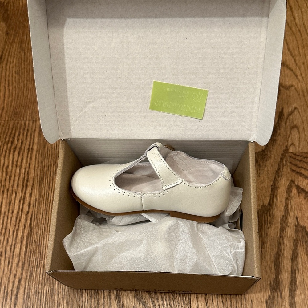 L’Amour white Mary Jane’s, size 7